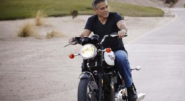 George Clooney, incidente in moto contro un'auto in Sardegna: trasportato al pronto soccorso di Olbia