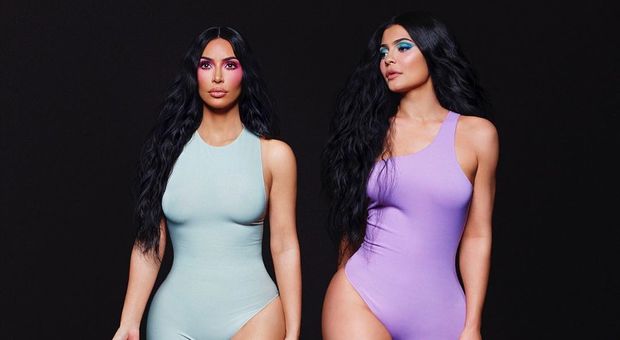 Kim Kardashian posa insieme a Kylie Jenner, ma qualcosa non va: «Hai esagerato con Photoshop»