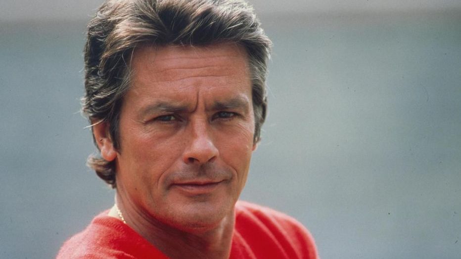 Alain Delon colpito da ictus, operato a Parigi. Il figlio: «Le sue funzioni vitali sono perfette»