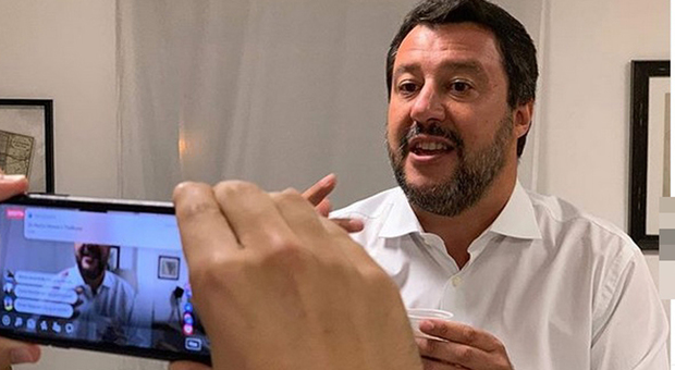 Live Non è la D'Urso, scontro fra Matteo Salvini e Asia Argento: «Mi hai dato della m...., amici come prima...»