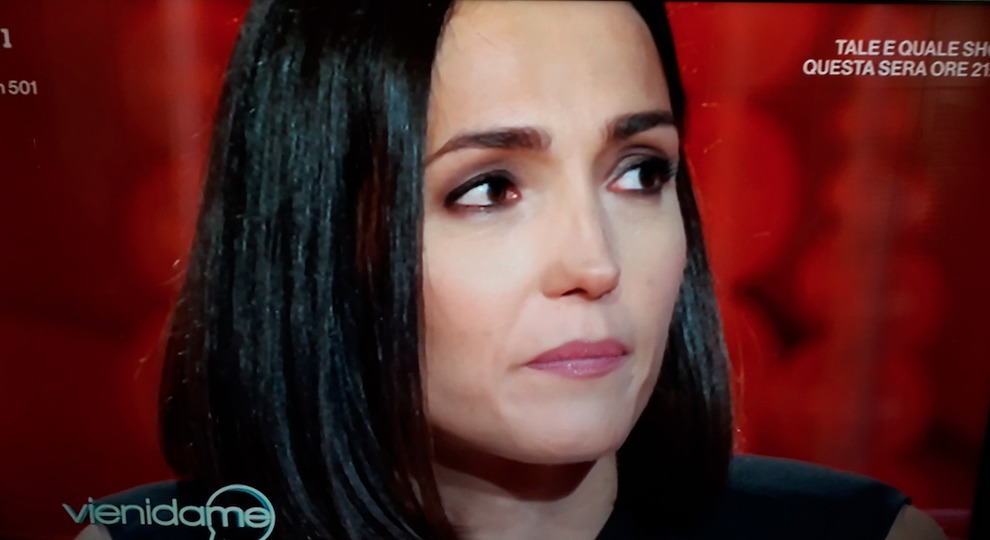 Vieni da me: Caterina Balivo, mette la testa tra le mani e inizia a piangere durante l'intervista. «Non so se ce la faccio...»