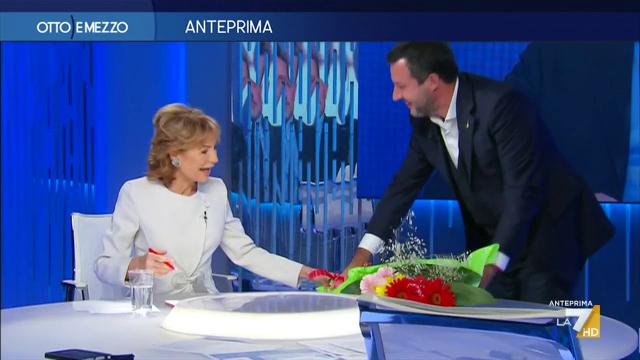 Matteo Salvini porta i fiori a Lilli Gruber, la foto: «Promessa mantenuta»