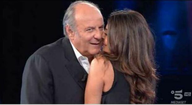 Sabrina Ferilli e Gerry Scotti, scatta la passione a Tu si que Vales: «Richiamo erotico sessuale, ti morderei tutto»