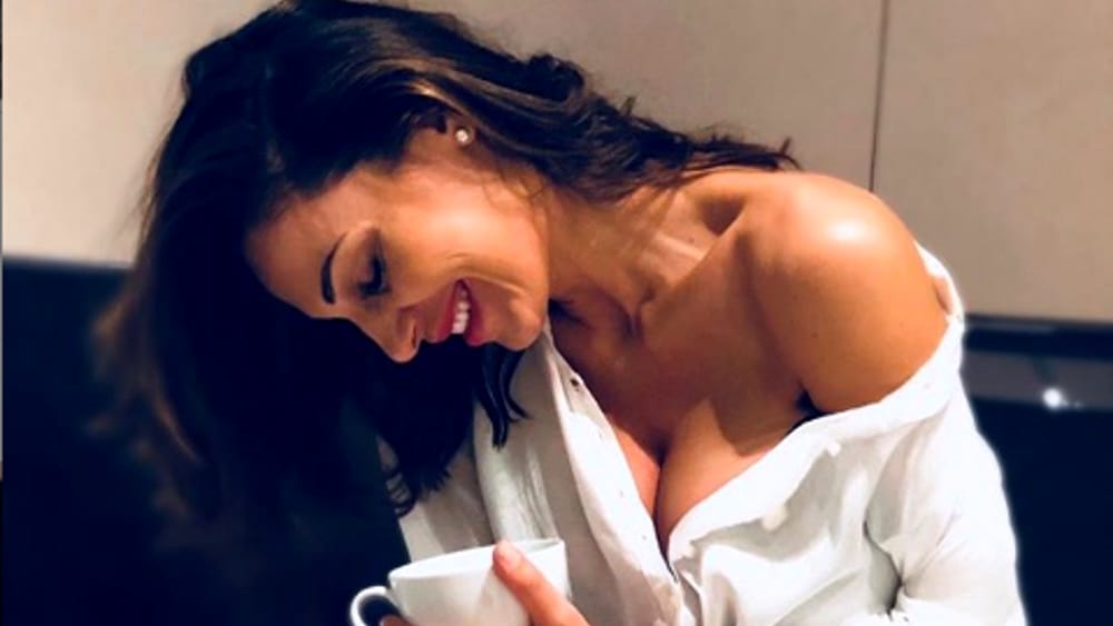 Anna Tatangelo, look (sexy) da teenager per il compleanno. Poi la dedica alla mamma scomparsa