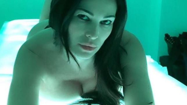 Manuela Arcuri, pausa relax in topless sul lettino