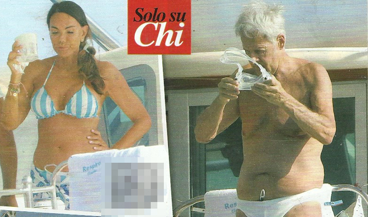 Claudio Baglioni sirenetto, costumino bianco in barca con la compagna Rossella