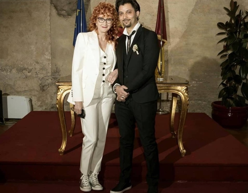 Fiorella Mannoia si è sposata con Carlo Di Francesco. I fan notano un dettaglio: «Che tocco fashion...»