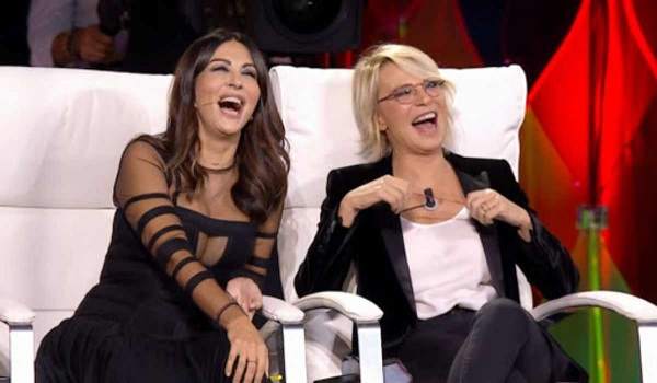 Maria De Filippi, si sta registrando il serale di Amici. Arriva lo spoiler: «C'è un nuovo giurato». Fan furiosi: «Non è possibile»