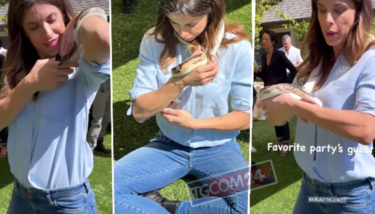 Elisabetta Canalis gioca con il pitone in giardino