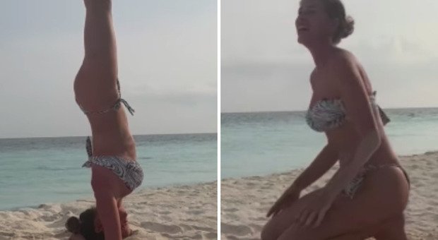 Alessia Marcuzzi, la verticale in bikini in spiaggia scatena i fan: «Che addominali, corpo da urlo»