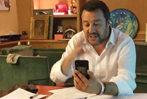 Incendio a Notre-Dame, Salvini guarda il Grande Fratello: è polemica | Lui replica: 