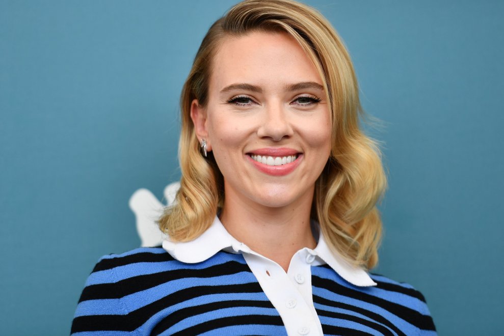 Alla Mostra del Cinema di Venezia Scarlett Johansson semplice e sfolgorante: fan in adorazione