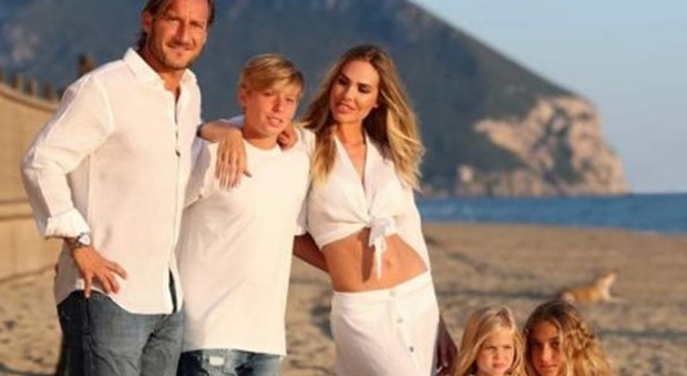 Francesco Totti, tenero scatto di famiglia a Sabaudia: oltre 300 mila like in sei ore