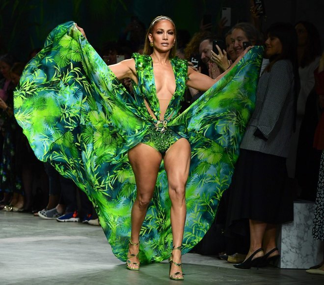 Jennifer Lopez sfila a sorpresa per Versace con il mitico Jungle Dress: il vestito che 