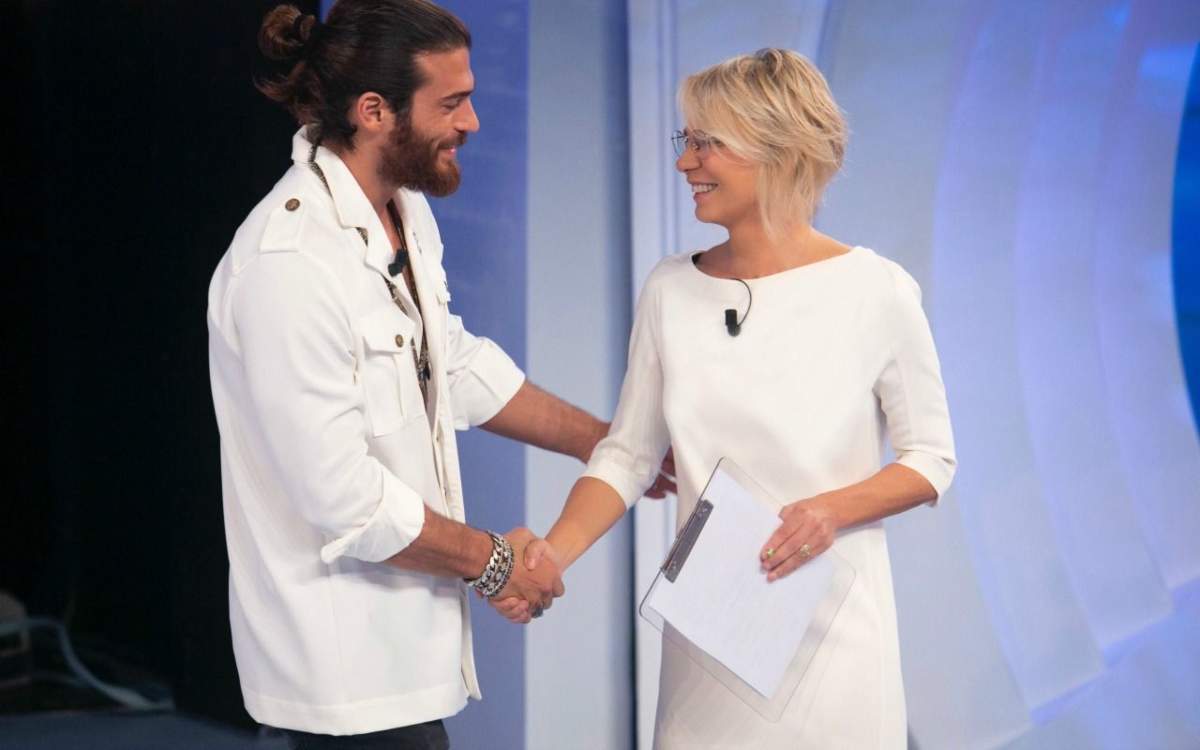 C'è Posta per Te, Can Yaman fa una sorpresa commovente. Maria De Filippi: «Riusciamo a contenerci?»