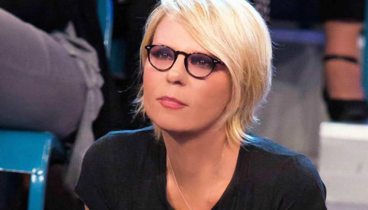 C'è posta per te, “incidente” dietro le quinte. Maria De Filippi corre fuori e lascia lo studio vuoto. Fan increduli: «Che succede?»