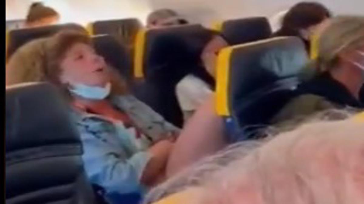 Ryanair, insulti, calci e sputi sull'aereo: passeggera litiga con tutti sul volo da Ibiza (e il video diventa virale)