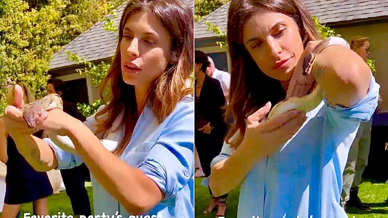 Elisabetta Canalis gioca con il pitone in giardino