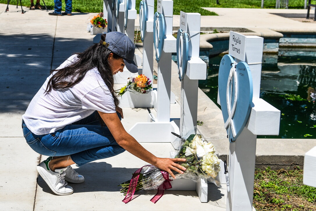 Meghan Markle, visita a sorpresa alla scuola della strage in Texas: fiori bianchi sulle croci dei bambini uccisi