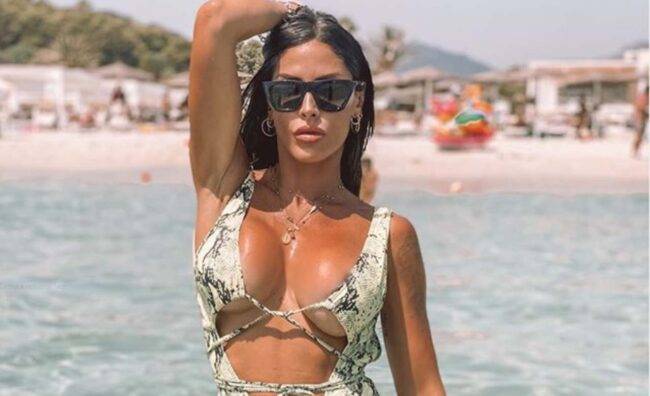 Guendalina Tavassi in gran forma in bikini, i fan non ci credono: «Troppo gonfia sul c**o, hai usato Photoshop»