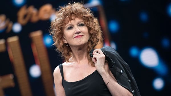 Fiorella Mannoia sta male, slitta al 2024 il concerto all'Arena di Verona: «Spero di darvi presto buone notizie»