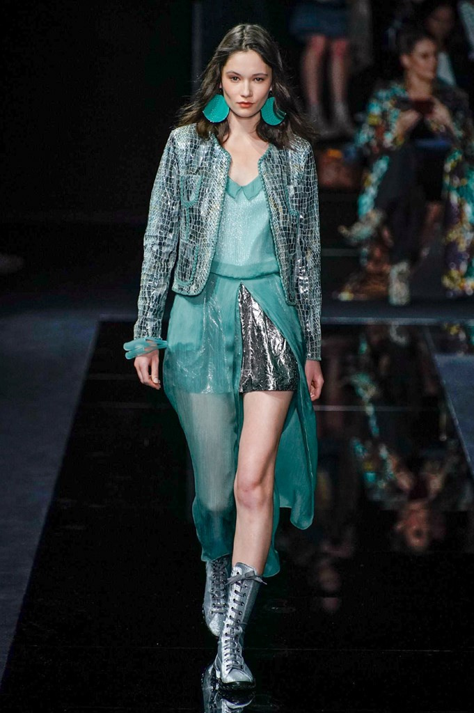 Emporio Armani veste la donna di azzurro alla Milano Fashion Week