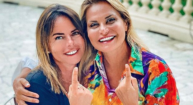 Simona Ventura e la foto con Paola Perego, due dettagli fanno infuriare i fan: «Non è possibile...»