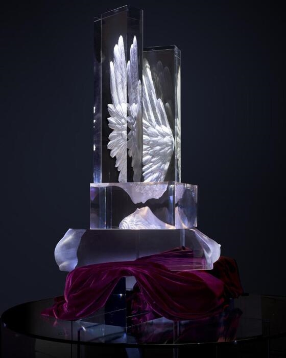 Crisalide in plexiglass, tributo scultore ad Antonio Canova