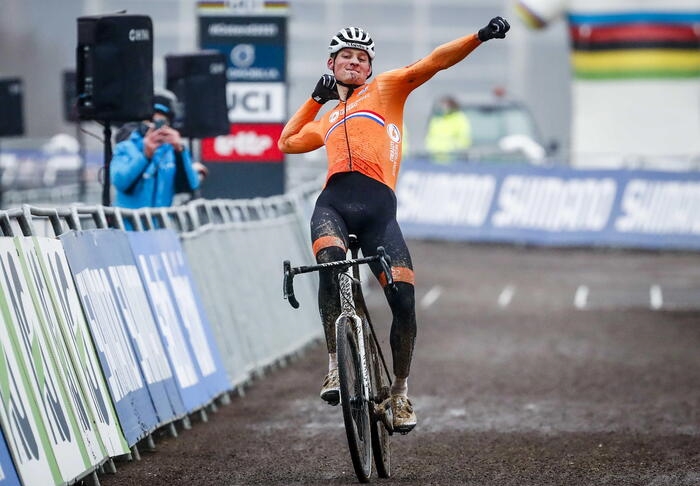 Ciclismo: Van Aert ko, Van der Poel campione del mondo di cross