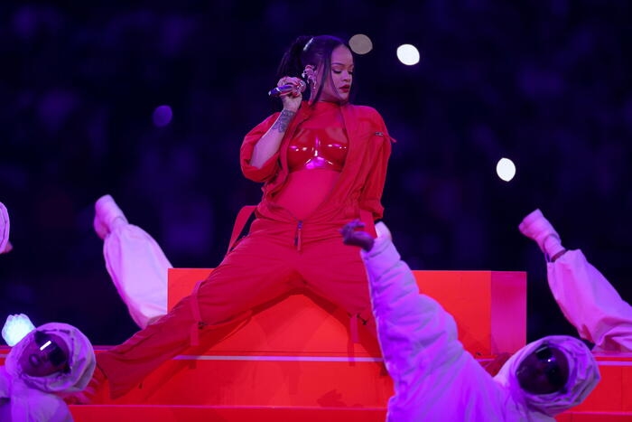Rihanna superstar incinta al Super Bowl e i Chiefs vincono sugli Eagle