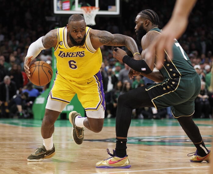 Basket, Nba: LeBron quasi da leggenda, ma i Lakers vanno ko
