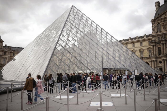 Il Louvre resta museo più visitato al mondo, secondi i Vaticani