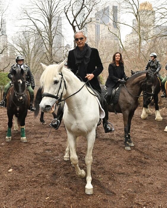 Bocelli a cavallo si esibisce a sorpresa a Times Square