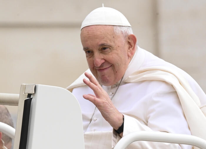 Software AI che ha creato foto del Papa, stop a prove gratis