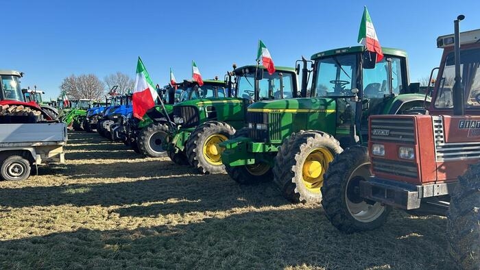 400 trattori contro la Ue davanti a casello A/1 in Toscana