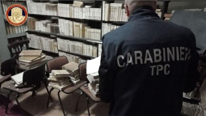 Degrado e abbandono, sequestrata la biblioteca comunale di Capri
