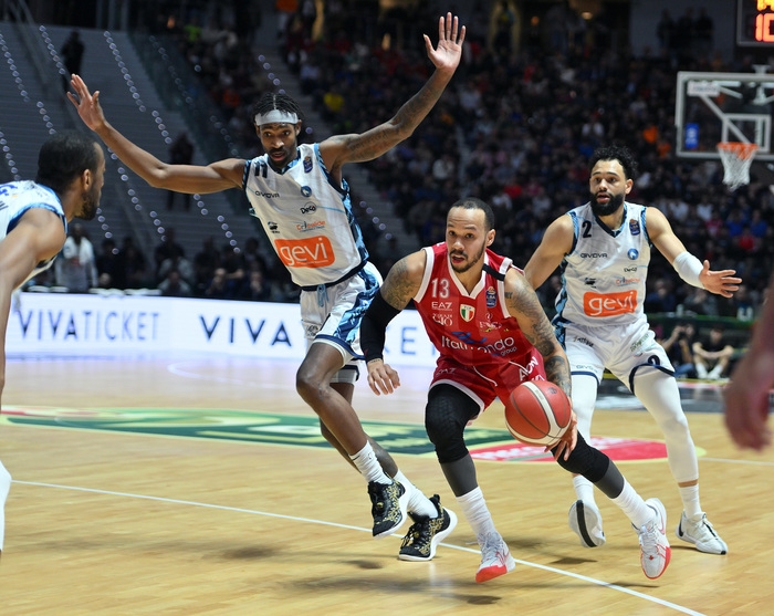 Basket: 72-77 a Milano, Gevi Napoli vince la Coppa Italia