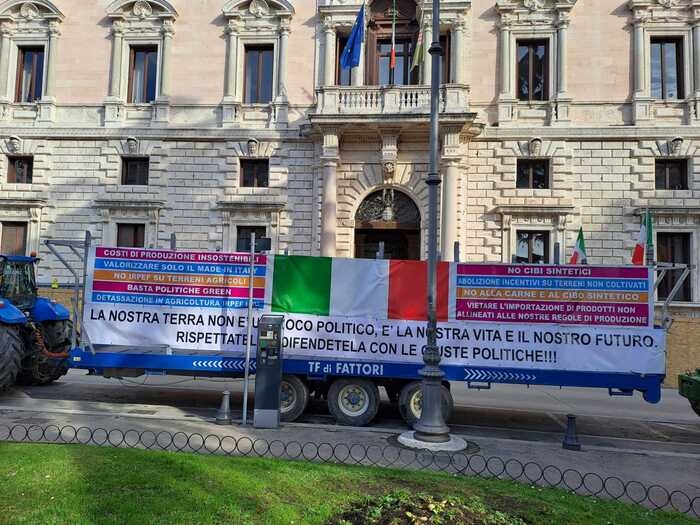 I trattori davanti all'Assemblea legislativa dell'Umbria