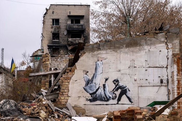 A Firenze i murales di Bansky con i palazzi distrutti di Kiev