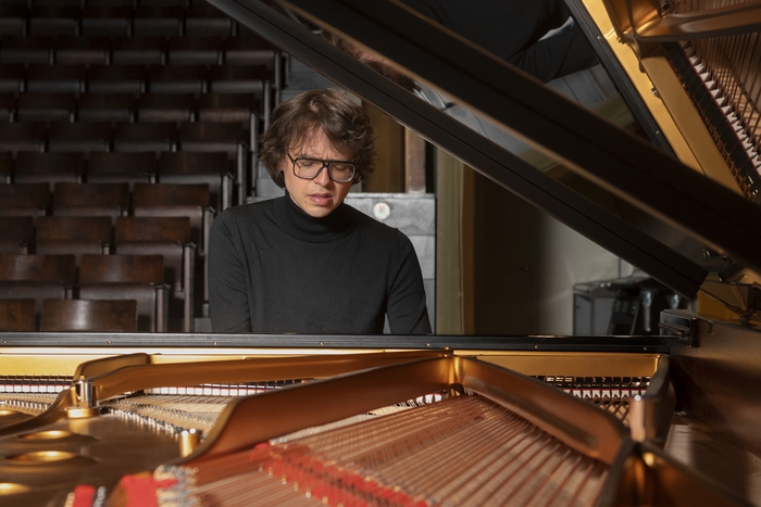 Il pianista Lucas Debargue debutta a Bologna il 12 febbraio