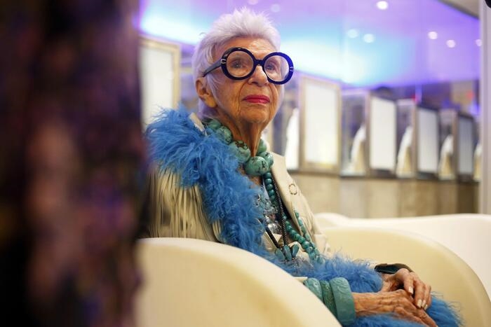 Morta a 102 anni Iris Apfel, l'icona della moda di New York