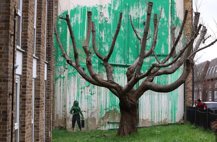 Il murale di Banksy a Londra protetto dopo l'imbrattamento