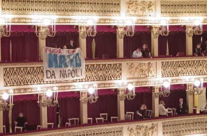 Striscione al Teatro San Carlo, 'Fuori la Nato da Napoli'