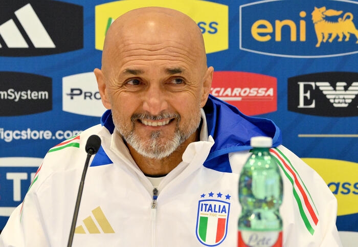 Calcio: 'Maradona' applaude Spalletti, lui si commuove