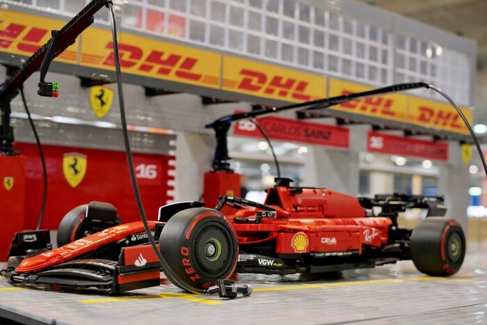 La Ferrari rossa di Charles Leclerc tutta in Lego