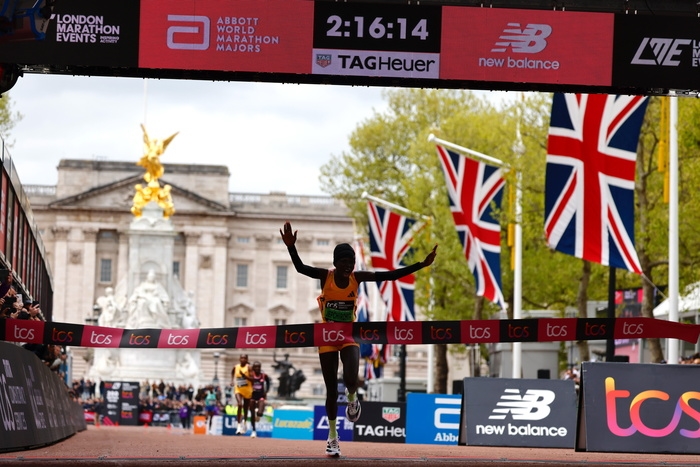 Atletica: dominio keniano nella maratona di Londra