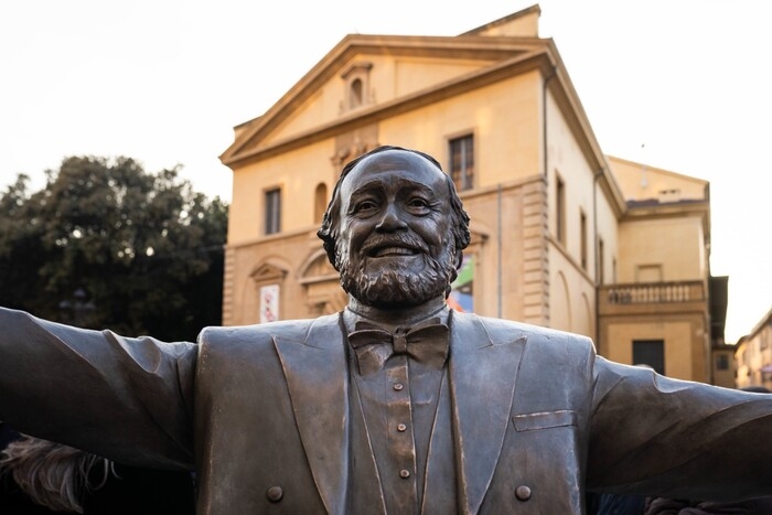 In centinaia per inaugurare la statua di Pavarotti a Pesaro