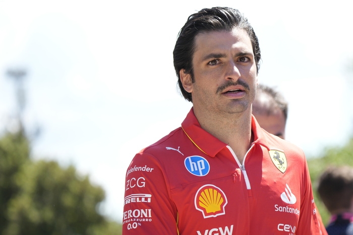 F1: Ferrari, Sainz con i baffi in omaggio al fisioterapista