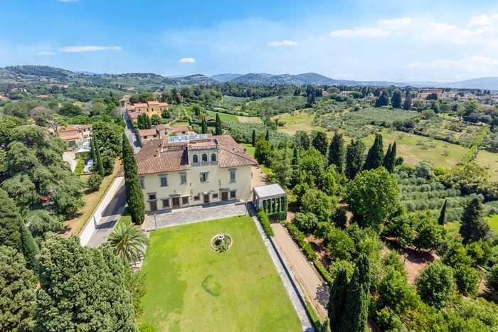 Villa trecentesca dei Davanzati sulle colline di Firenze in vendita