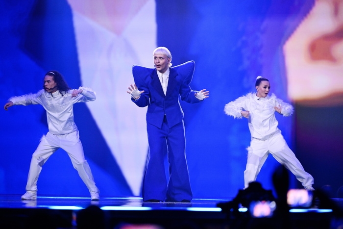 Eurovision, l'olandese Klein è squalificato dalla finale